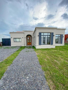 EXCLUSIVA CASA en barrio privado a ESTRENAR!